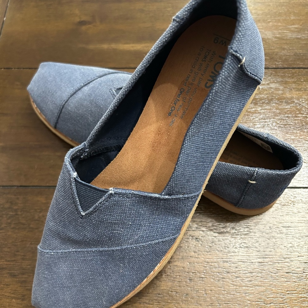 WOMEN'S TOMS LIKE NEW SIZE 9 BLUE SLIP ON SHOES COMFY CASUAL DENIM